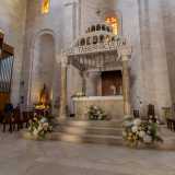 Di fronte a noi il ciborio, il baldacchino in pietra che sovrasta l�altare, che fu rifatto ex-novo nel 900 (sul modello di quello della Basilica di San Nicola di Bari) perch� l�antico impianto era stato rovinato dalle apposizioni barocche